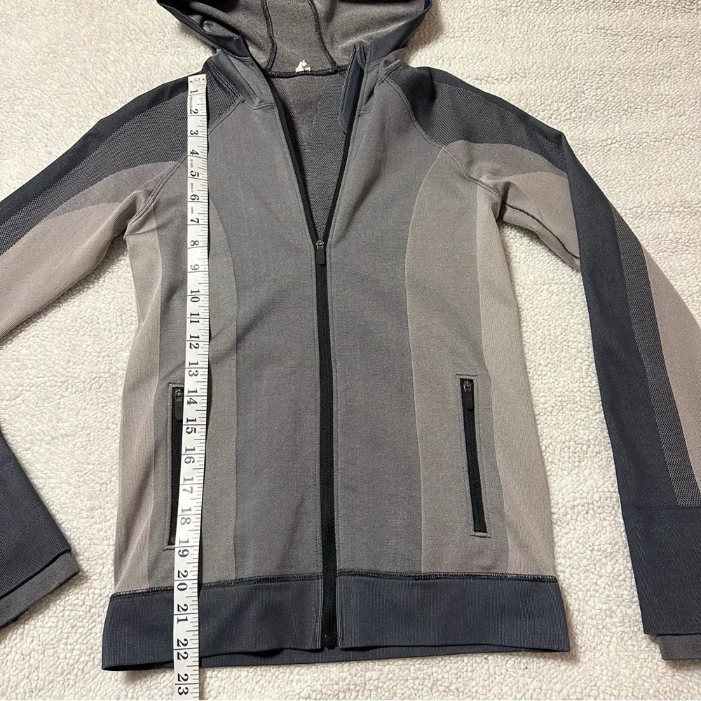 Lululemon Ebb to Train Jacket Seamless Hooded Gray Abstract Black Dark Chrome